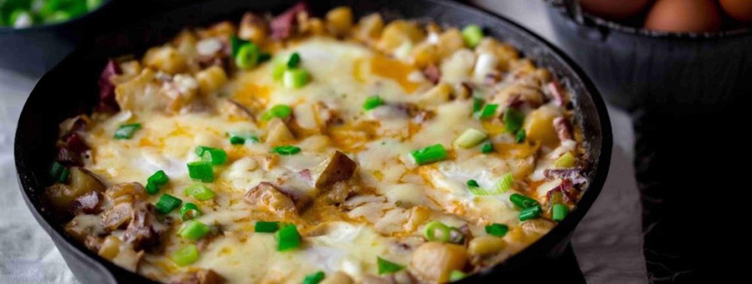 Carne frita com ovos e queijo cheddar