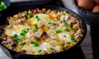 Carne frita com ovos e queijo cheddar