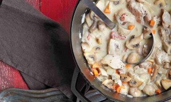 Guisado com frango, cogumelos e arroz selvagem